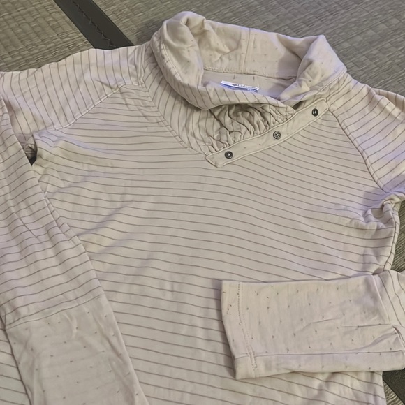 Columbia Soft Long Sleeve Shirt with cool details - Picture 2 of 6